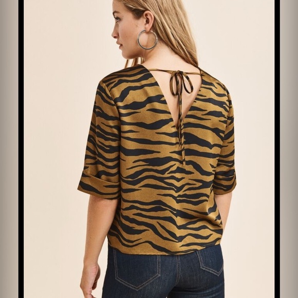 Dynamite/ Tie back/ Satin feel/ Short sleeve/ Zebra print/ Size US M - Picture 4 of 14